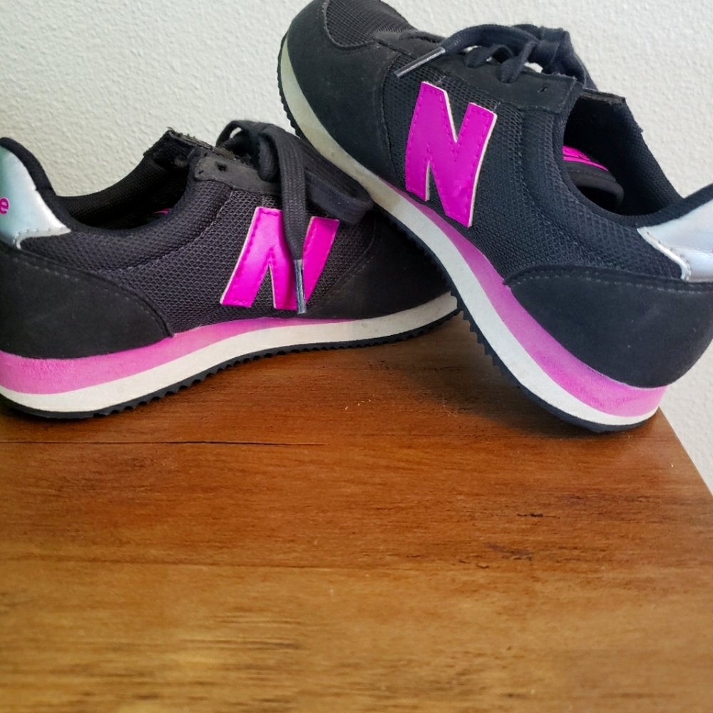 Black & Magenta Kids New Balance Sneakers (Size 1)
